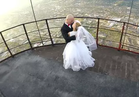 Nuntă la înălțime! S-au căsătorit pe cel mai înalt coș de fum industrial din România, la 351 de metri față de sol