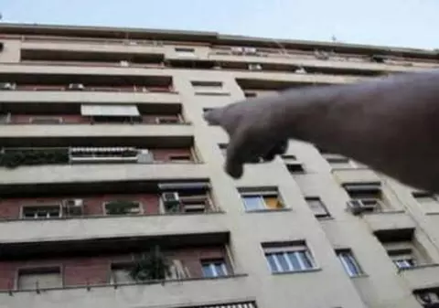 O româncă din Italia s-a aruncat de la etaj din cauza amenințărilor soțului. Bărbatul a fost arestat
