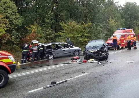 FOTO| Doi morți și mai mulți răniți într-un accident în Olt după ciocnirea a două mașini