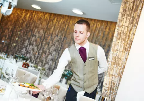 Elevii şi studenţii care lucrează în turism ar putea fi scutiţi de la plata taxelor și impozitelor ( proiect)