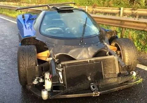 FOTO| Mașina de 1,5 milioane de lire, distrusă într-un accident stupid