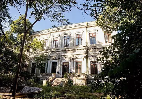 Palatul Cantacuzino, casa lui Nicolae Iorga și biblioteca Ambasadei Americane, câteva dintre clădirile monument istoric scoase la vânzare în București. Iată cât costă