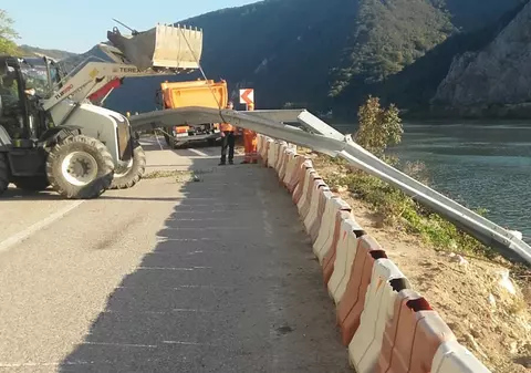 Drumarii nu au pus parapetul din beton pe DN 57 nici la două săptămâni după accidentul de la Coronini