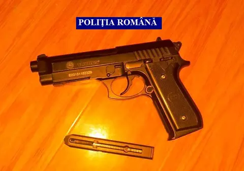 UPDATE: Săbii, macete și un pistol, confiscate din casele unor romi din Timiș. Ce au descoperit procurorii în urma descinderilor