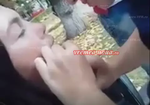 O elevă i-a pus un cercel în limbă unei colege într-un parc din Huși VIDEO
