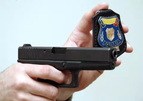 Mașină oprită cu focuri de armă, în București. Șoferul a vrut să fugă de polițiști