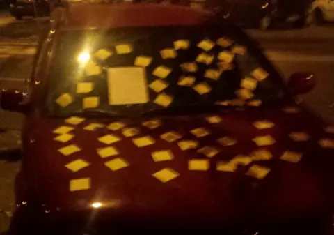 Un orădean a tapetat un autoturism cu bileţele post-it. Motivul pentru care bărbatul a făcut asta. “E alimentat cu energie divină?”