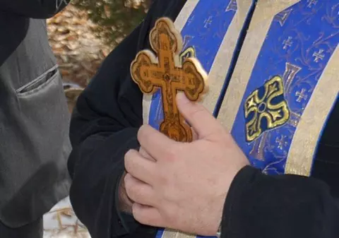 Un preot din Iași a ucis doi câini. A tras cu pușca ziua în amiaza mare
