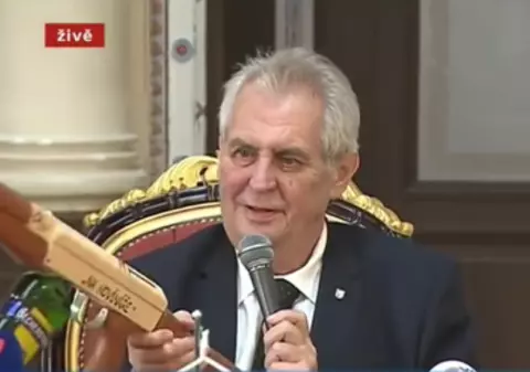 VIDEO| Președintele Cehiei amenință presa cu un ”Kalașnikov” inscripționat "pentru jurnaliști"