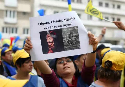 VIDEO | Premierul Tudose a fost scos afară din Guvern de 3.000 de protestatari