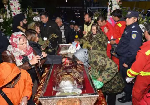 Peste 5.000 de pelerini au trecut deja pe la racla Sfintei Parascheva. Câţi au avut nevoie de îngrijiri medicale