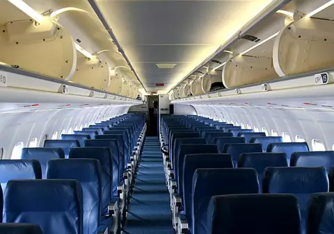 VIDEO | Scene incredibile într-un avion: O pasageră a atacat o stewardesă dintr-un motiv incredibil