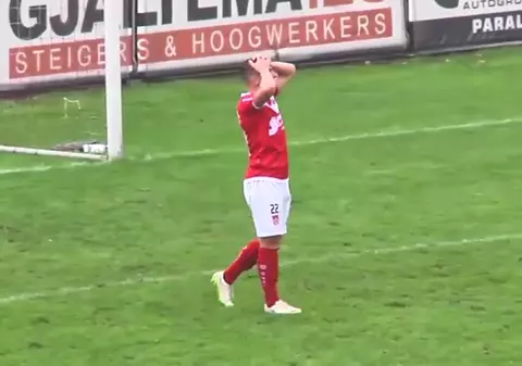 Ratarea anului în fotbal! Era mai greu să nu nimerești poarta din acea poziție | VIDEO