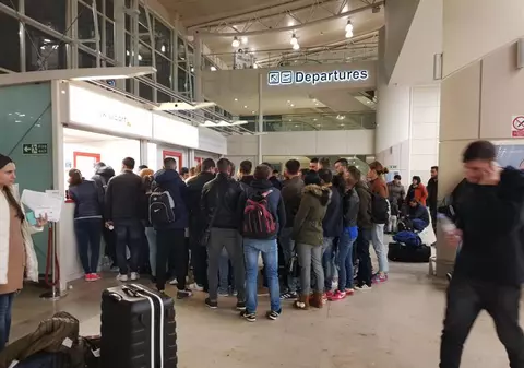 Români blocați pe aeroportul din Liverpool din cauza uraganului Ophelia
