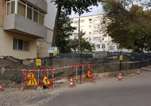 FOTO| Lucrările la canalizarea din Vaslui unde a căzut un om și a murit, reluate după ce zona a fost înconjurată cu gard