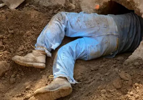 Condamnată la zece ani de închisoare după ce și-a ucis cu sadism concubinul cu 15 lovituri de sapă