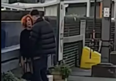 VIDEO | Cuplu surprins făcând sex într-o stație de tren din Londra. Tânărul a aflat de filmare după un telefon primit de la mama lui