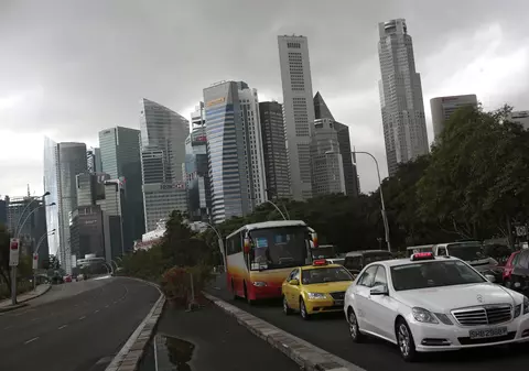 Țara în care locuitorii trebuie să plătească o avere pentru a avea voie să circule cu mașina. De ce nu se opun șoferii