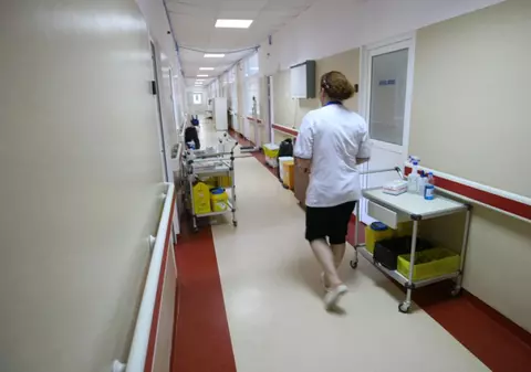 O bătrână a ajuns în spital după ce a băut diluant, în loc de agheasmă. Greșeala pensionarei putea s-o coste viața