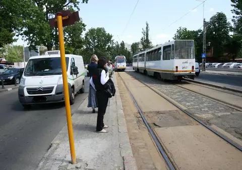 Femeie călcată de o mașină, în Capitală, după ce a căzut de pe refugiul de tramvai. Martorii spun că i s-ar fi făcut brusc rău