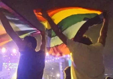Zeci de oameni arestați în Egipt, după ce un steag al comunității LGBT a fost fluturat la un concert