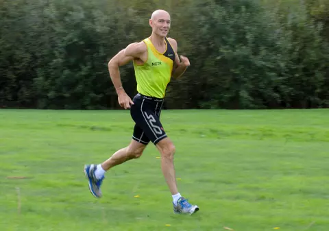 A alergat primul maraton pentru o halbă de bere, iar acum este la un pas de un record mondial