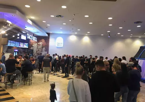 Românii stau la coadă doar ca să fie în trend. La mâncare de brand!