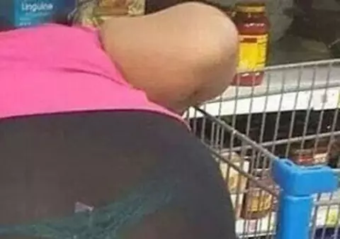 MOARTEA PASIUNII! Așa merg îmbrăcate americancele obeze la cumpărături!
