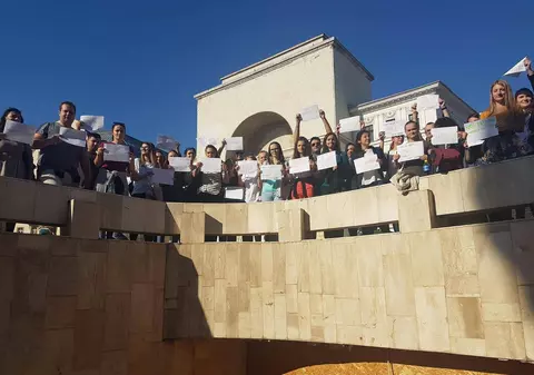 Protest spontan la Timișoara. Medicii rezidenți au ieșit în stradă: "Nu lucrăm pro bono!"