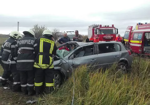 Trei oameni au ajuns la spital, după ce s-au răsturnat cu mașina în Timiș. Doi sunt în stare gravă - FOTO