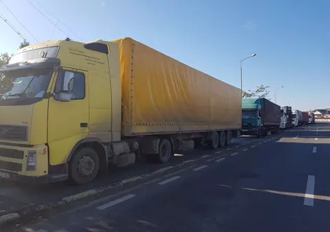 TIR-urile trase pe dreapta pe DN 1 din cauza vremii încep să plece