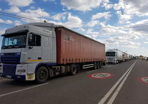 Cozi de zeci de TIR-uri în Vama Albița, după ce sistemul informatic s-a blocat 15 ore