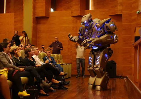 Titan, robotul care cântă și dansează, a ajuns la Timișoara. Androidul cu inteligență artificială a urcat pe scenă alături de Rihanna