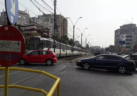 Linia 41, blocată în zona Lujerului, din cauza unui accident auto. RATB introduce o linie navetă de autobuze (FOTO)