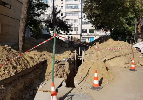 FOTO| Bărbatul căzut într-un șanț din Vaslui unde se fac lucrări de canalizare a murit. Poliția face anchetă