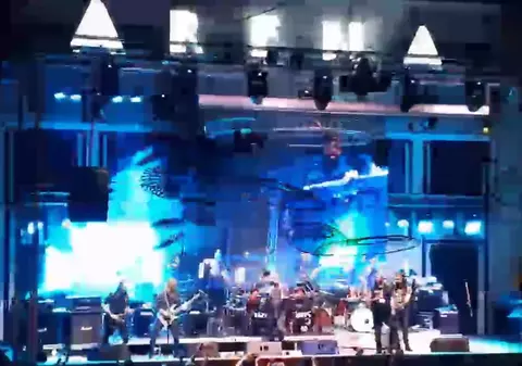 Delir la concertul aniversar Iris! Dan Bittman a dat botezul noii trupe cântând alături de cei lângă care s-a lansat