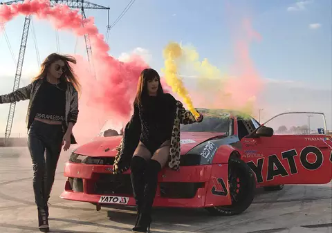 Vicecampionul național la drift, vedetă în ultimul videoclip al lui Ellie White