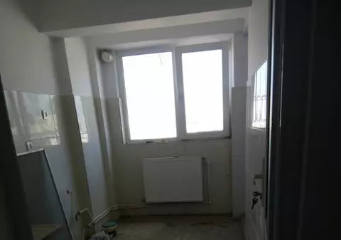 FOTO/ Apartamentele repartizate medicilor de la Spitalul de Psihiatrie Galați, pline de gunoaie, cu pereți scorojiți, țevi ruginite și geamuri sparte