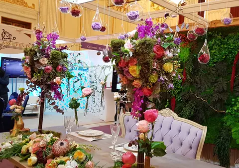 VIDEO/ Ultima fiță în materie de aranjamente florale. Trandafiri “nemuritori”, prizonieri  în glob de sticlă