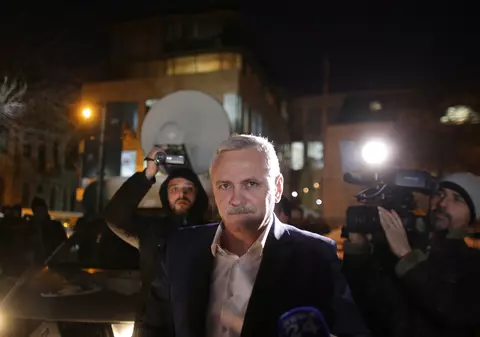 UPDATE | Liviu Dragnea a părăsit sediul DNA. La intrare, șeful PSD fusese primit cu aplauze, dar și cu huiduieli