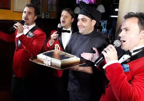 EXCLUSIV/ Tenorii au dus opera la cafenea. Trupa Distinto, show pe strada fitzelor bucureștene