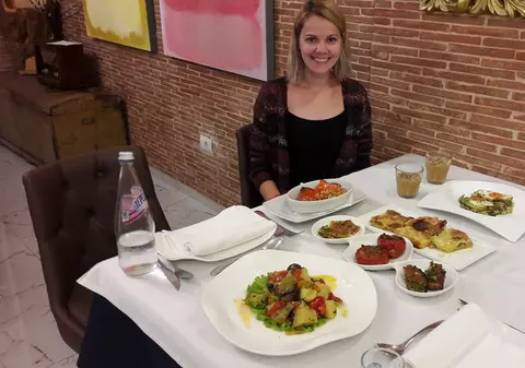 VIDEO/ Secretele mâncărurilor tradiționale albaneze. Despre burek și burani cu Poli Alban!