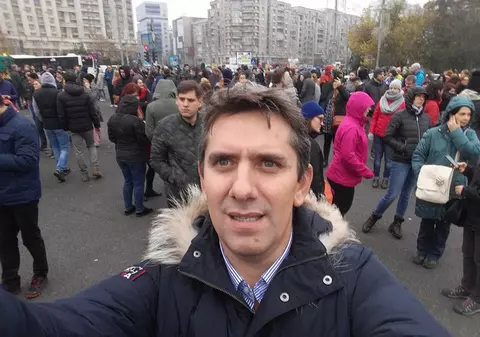 UPDATE. PNL face joi un lanț uman în jurul Parlamentului, în timpul dezbaterii moțiunii de cenzură