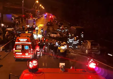FOTO&VIDEO/ Accident cumplit în București. Patru mașini au luat foc, o femeie a murit, o altă persoană are arsuri grave