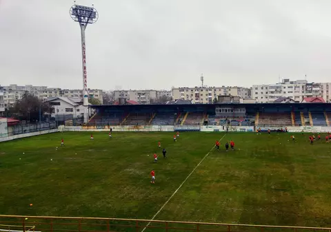 Așa arată gazonul unei foste campioane a României. Petrolul, lider de toamnă în nămol. Și ”U” Cluj e pe locul 1. Rezultatele din Liga 3 / FOTO