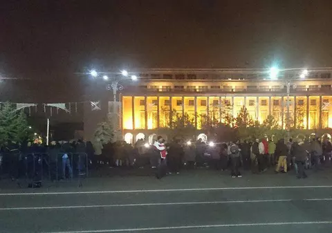 FOTO/ Protest în Piața Victoriei. Oamenii scandează lozinci antiguvernamentale -  "Incompetenții, inapții, inadaptații"