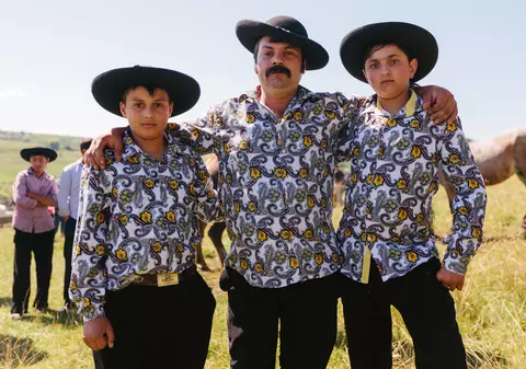 People of Romania, povești de viață în imagini. Află cine sunt Zorro de la târgul de animale, amorezul cu cicatrici și mămăița poetă!| FOTO& VIDEO