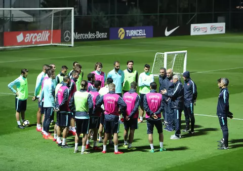 Mircea Lucescu este al treilea antrenor român, adversar al naționalei României. Primul a fost regretatul Piști Covaci