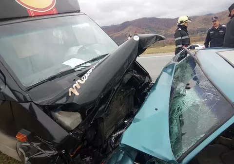 Trei morți și doi răniți, în urma unui accident pe DN 6, în Caraș-Severin. Două mașini s-au ciocnit violent