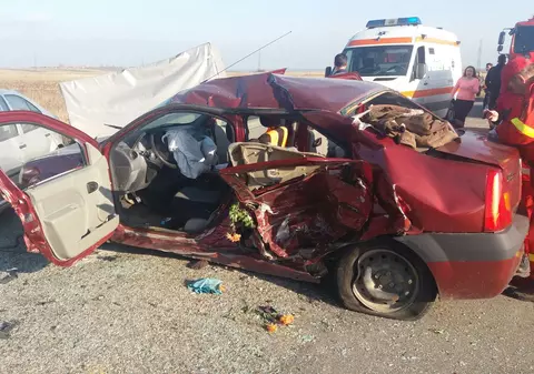 Accident grav în Dolj. O fetiță de 10 ani a murit şi părinții acesteia au fost răniți după ce maşina lor a intrat pe contrasens